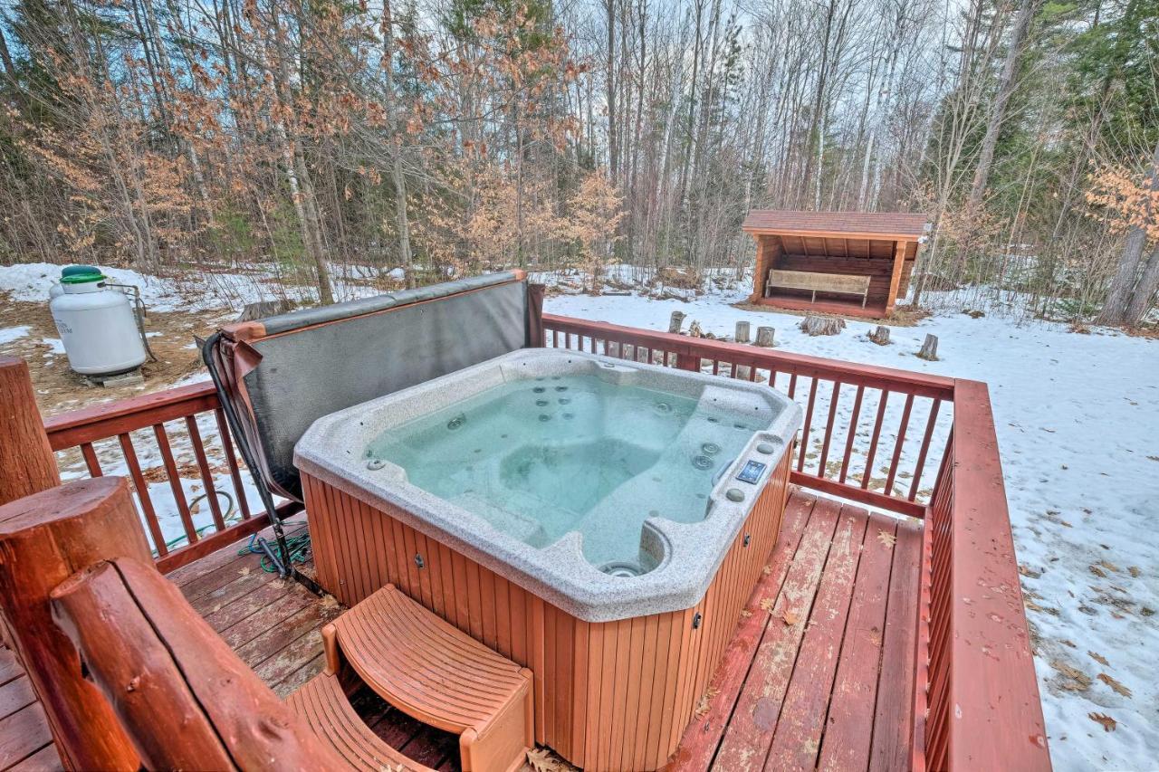 Secluded Johnsburg Retreat With Hot Tub And Fire Pit Villa Екстериор снимка