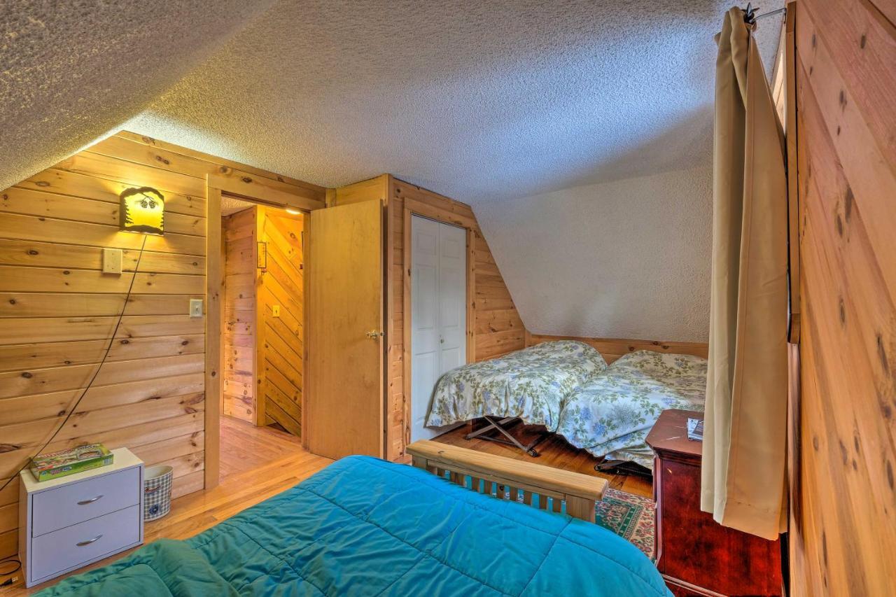Secluded Johnsburg Retreat With Hot Tub And Fire Pit Villa Екстериор снимка